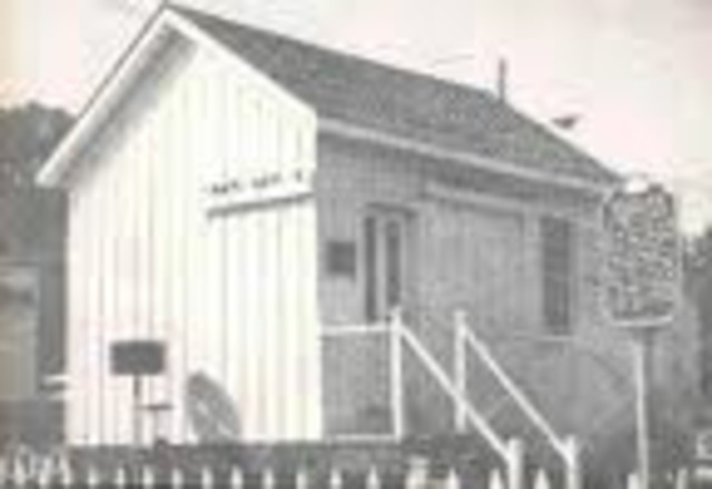 The first Edison hydroelectric power plant, the Vulcan Street Plant, began operating in Appleton, Wisconsin, with an output of about 12.5 kilowatts.[