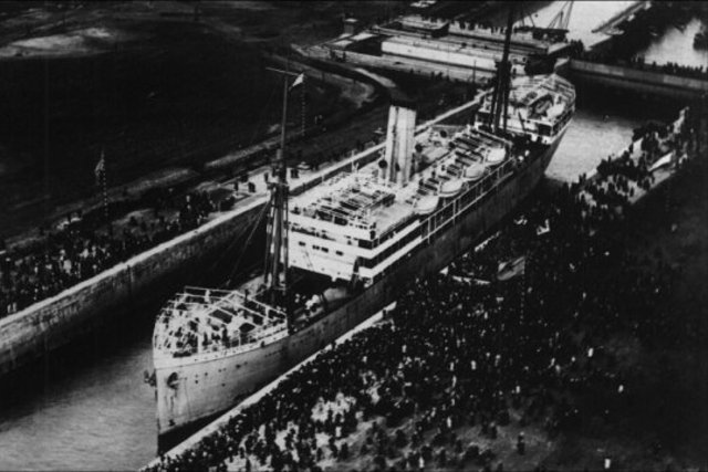 De Kruisschanssluis op 13 augustus 1928 klaar en werd toen geopend