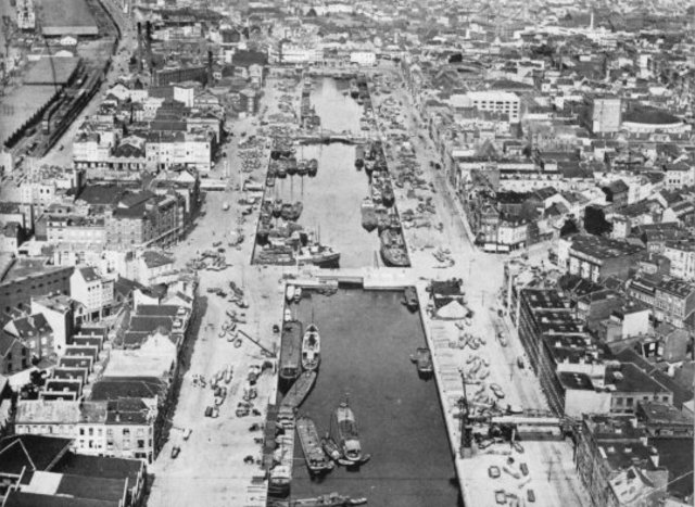 De Zuiderdokken kwamen er als vervanging voor de overwelfde vlieten. In juli 1967 verliethet laatste schip deze dokken