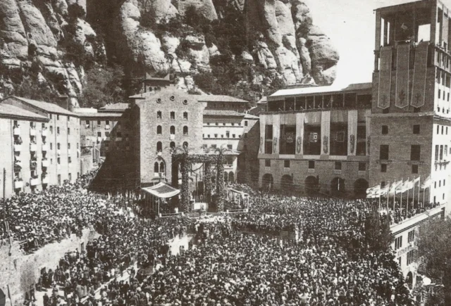 Gran entronització de la imatge de la Mare de Déu de Montserrat.