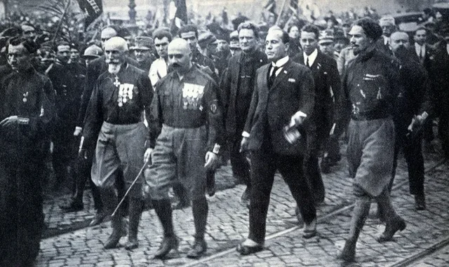 MUSSOLINIREN FAXISMOAREN HASIERA ITALIAN