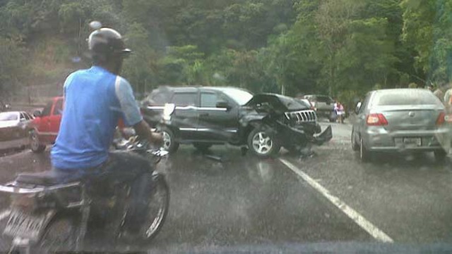 Choque múltiple tranca paso al centro por ARC