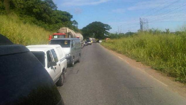 Cola vía oriente por accidente en Troncal 9