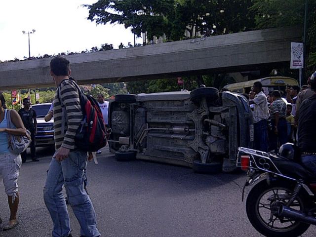 Carro volcado congestiona la Av. México