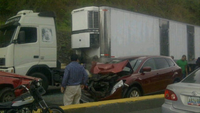 Derrame de químicos causa choque en Valencia