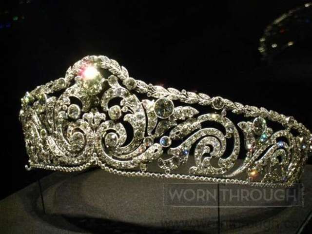 Elizabeth becomes Queen Elizabeth I