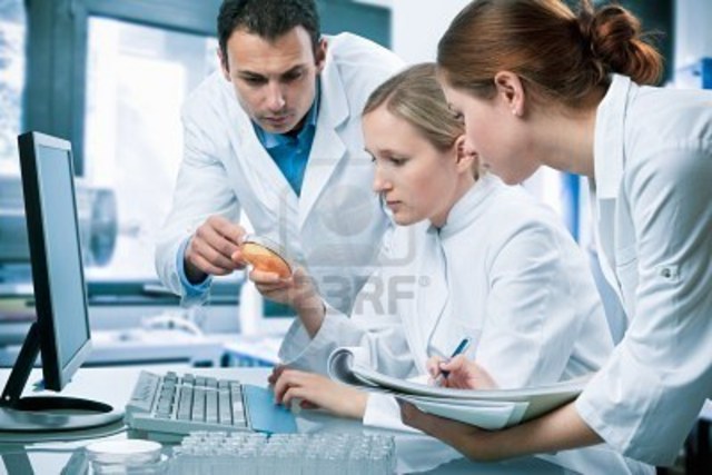 Reunion  de  grupos  de  cientificos  para  evaluar  su  publicacion  cientifica