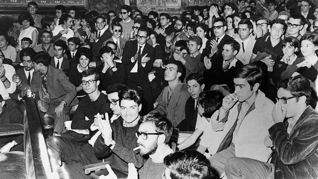 Inicio de huelgas obreras y protestas estudiantiles y comienzo de la crisis múltiple que desembocó en reformas