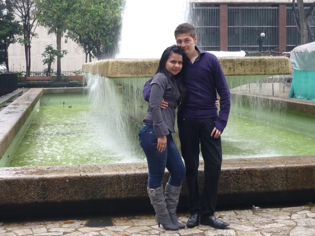 AQUI  ESTOY  MUY  FELIZ