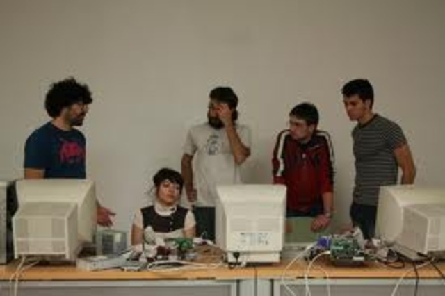 200 personas utilizando linux