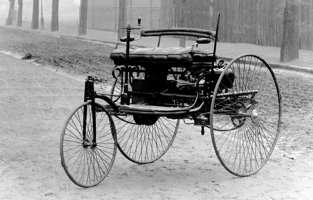 PRIMEIRO VEÍCULO MOTORIZADO