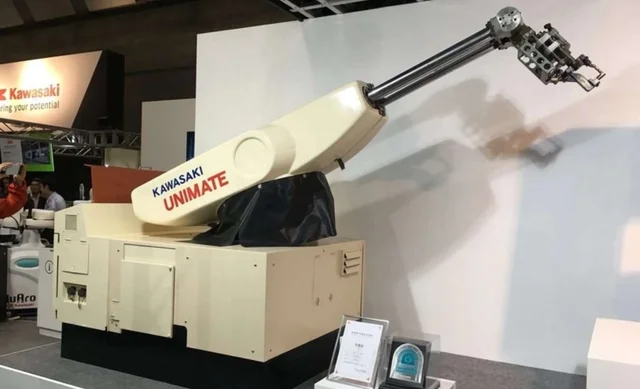 George Devol inventa el primer robot programable (Unimate)