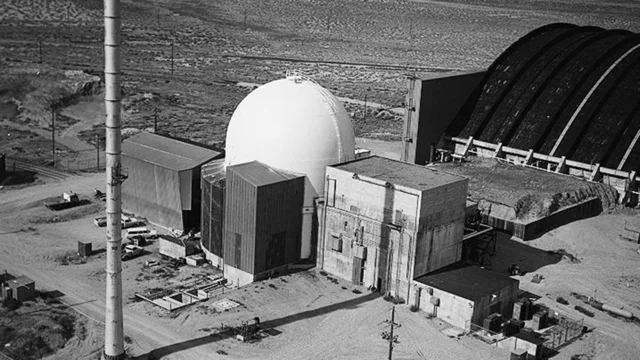 Primer reactor nuclear civil