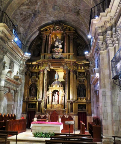 ES CANTOR DE LA CAPILLA DE LA CATEDRAL DE OVIEDO