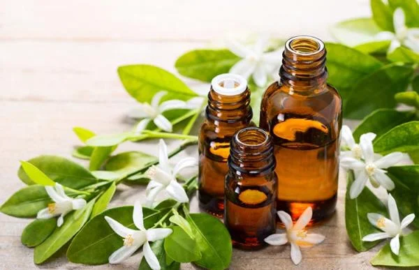 Perfume de rosas y agua de azahar en cocina