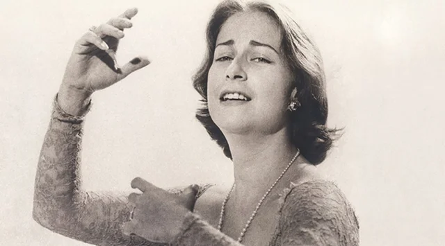 Comienza a destacar en el ambiente musical limeño como intérprete y compositora.