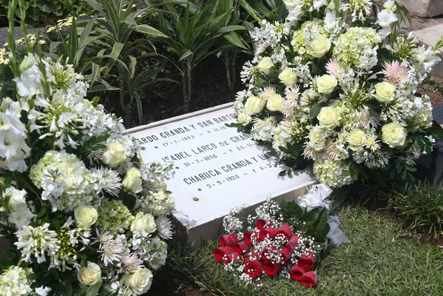 8 de marzo: Fallece en Miami, Estados Unidos, debido a una complicación cardíaca.  Su cuerpo es repatriado al Perú y enterrado en el Cementerio El Ángel de Lima.