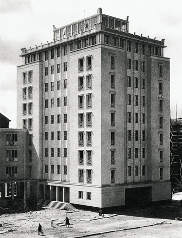 Henselmanns woningcomplex (Socialistisch realisme & Nationaalsocialisme)