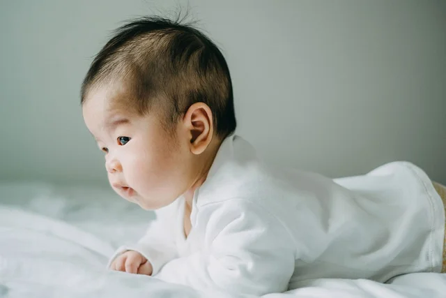 hoofdje rechtop houden/ondersteunen