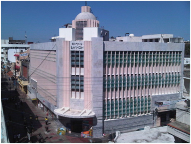Edificio Saviñón, ubicado en la calle El Conde, esquina José Reyes, obra de los hermanos Nolina, Gloria y Luis Iglesias.