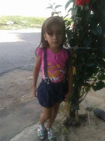 Flowers, short steps and many questions.