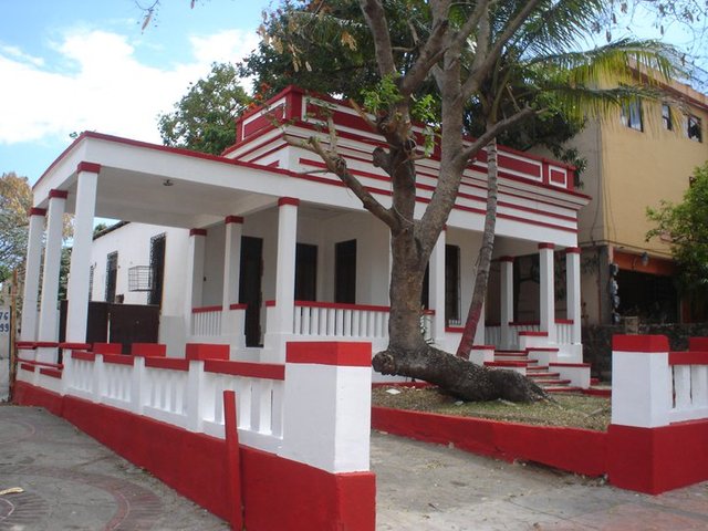 Casa ubicada en la Av. Bolivar en el sector de Gazcue.
