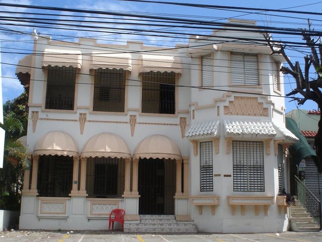 Casa ubicada en la Av. Bolivar en el sector de Gazcue.