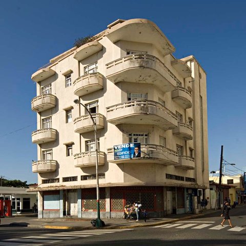 Edificio ubicado, frente al Parque Independencia de Santo Domingo. (Foto tomada de Archivo de Arquitectura Antillana AAA).