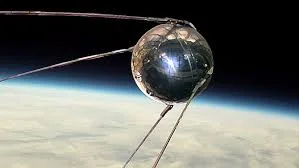 1957. La URSS pone en órbita el primer satélite artificial: Sputnik 1.