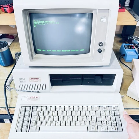 IBM PC (teclado + monitor CRT)