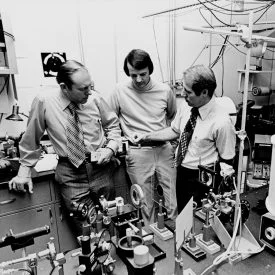 Corning Glass y las primeras fibras de baja pérdida