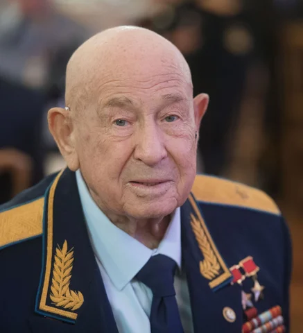 первый выход человека в открытый космос.