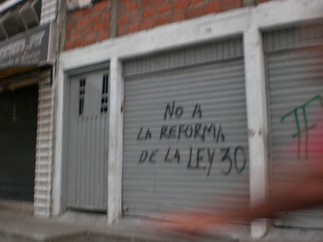 6:24am en el recorrido de la calle 5ta nos encontramos un grafiti con un sentido político.