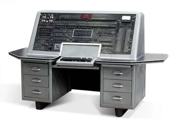 UNIVAC I: Sale al mercado la primera computadora.