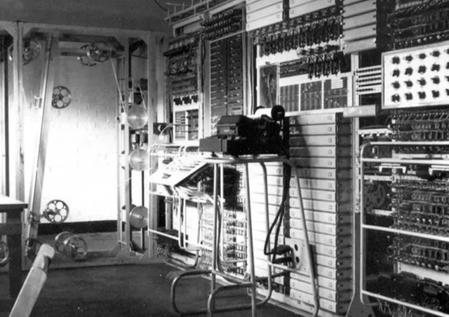 Surgen las primeras computadoras electrónicas, como el Mark I y Colossus, para tareas de descifrado y cálculo.