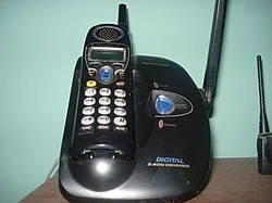 Primer teléfono, inventado por Antonio Meucci, que le llamaba "teletrófono"