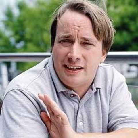 Linus Torvalds había querido llamar su invención Freax, un portmanteau de freak ,Torvalds ya había considerado el nombre "Linux", pero al principio lo había descartado por ser demasiado egocéntrico o egoísta. Para dar a otra gente la capacidad de cooperar