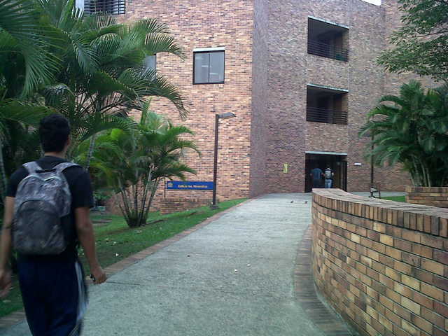 7:03am De camino a mi salón de clases