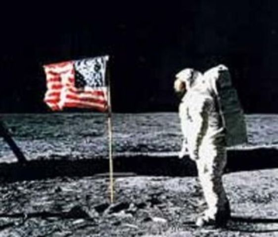 primer hombre en pisar la luna