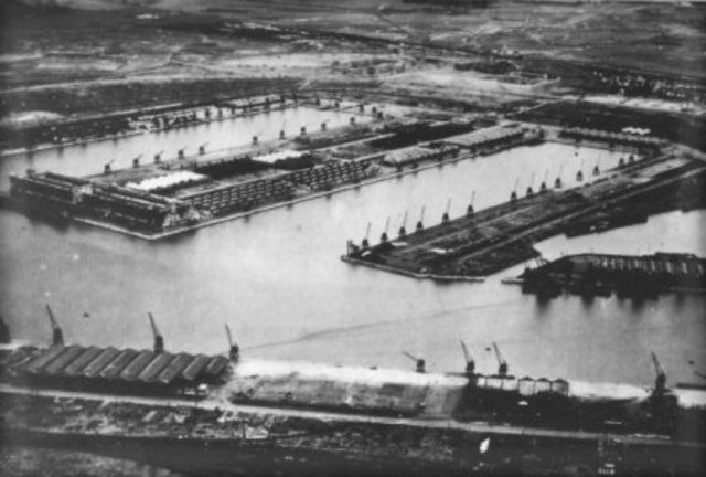 Een beeld van de verlaten haven tijdens en na de 2e WO