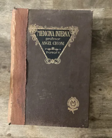 Llibre sobre la medicina interna del l’autor, Àngel Ceconi.