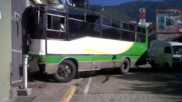 Autobús chocó contra una cauchera en Maripérez