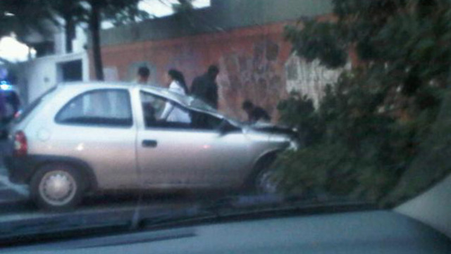 Un carro volcado congestionó la Cota Mil