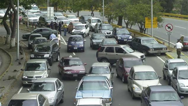 Choque de vehículo tranca la Cota Mil