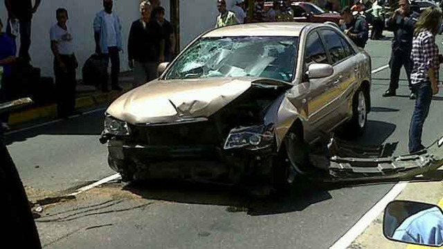 Tres lesionados en choque en El Hatillo