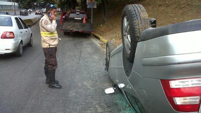 Carro volcado trancó la Urbina