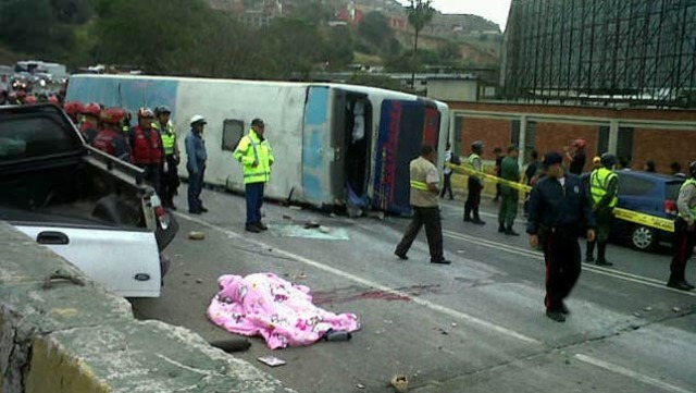 Volcamiento de autobús en Tazón deja dos muertos