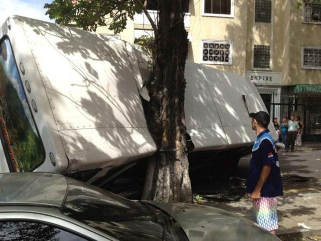 En Fotos: Autobús se volteó en Bello Monte