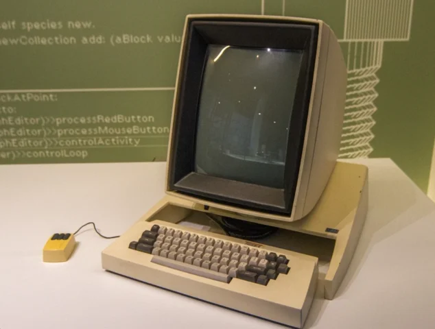 Xerox Alto: Primer prototipo de computadora personal con interfaz gráfica (GUI).