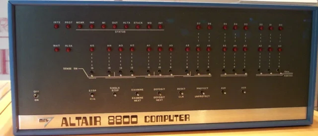 Altair 8800: Nace la microcomputadora comercial.